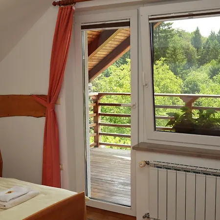 Miskar فندق مبيت وإفطار تسركنيتسا